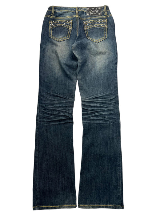 Die Suko Jeans Mid Rise Boot von ZAZA resell in W26 x L34 sind Blue Jeans von hinten gezeigt, mit verwaschenen Stellen, Ziernähten, Nieten-Gesäßtaschen sowie Maßen wie Bundweite und Beinöffnung für eine perfekte Passform.
