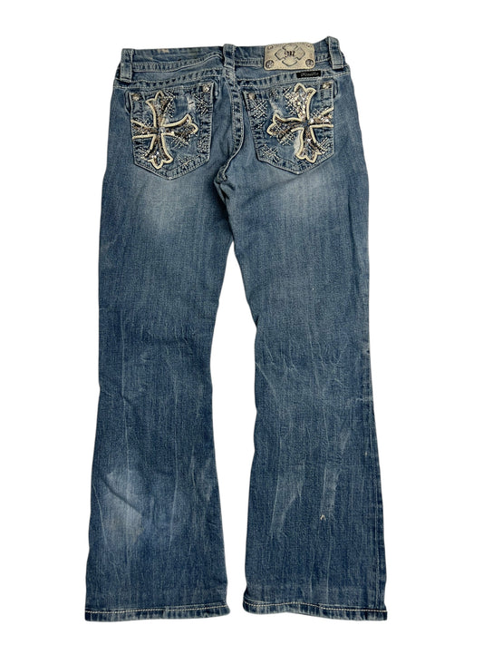 Miss Me Mid Rise Boot Jeans von ZAZA Resell, W28 x L26, aus blauem Denim mit kreuzförmiger Strassstickerei auf den Gesäßtaschen, leicht ausgestelltem Bootcut, Marken-Lederbundpatch und ausführlicher Bundweite-Information.