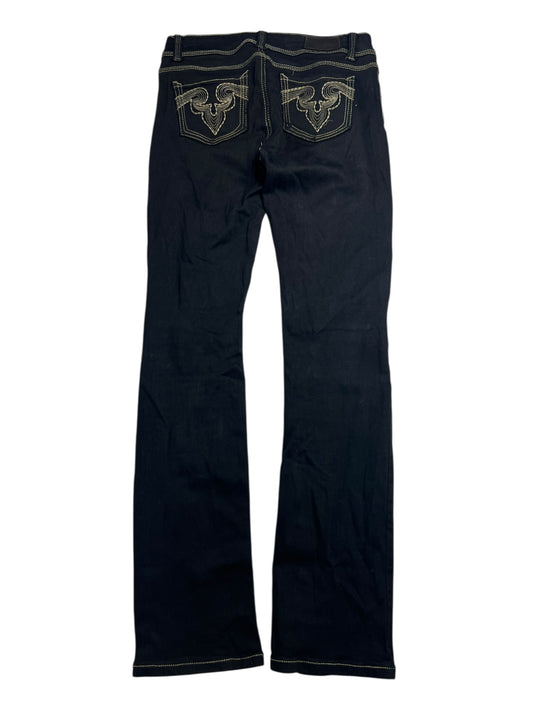 Die Amisu Mid Rise Straight Jeans von ZAZA Resell in W28 x L32 verfügt über eine dunkle Waschung, helle Ziernähte an den Gesäßtaschen und Säumen sowie eine stylische Beinöffnung – perfekt für alle, die eine ideale Bundweite suchen.