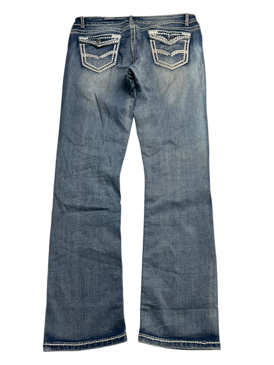 Ein Paar MyChristy Mid Rise Straight Jeans von ZAZA Resell in W34 x L31, von hinten gezeigt mit dekorativen Nähten und bestickten Gesäßtaschen, mit präziser Bundweite und einer stilvollen Beinöffnung für Komfort.