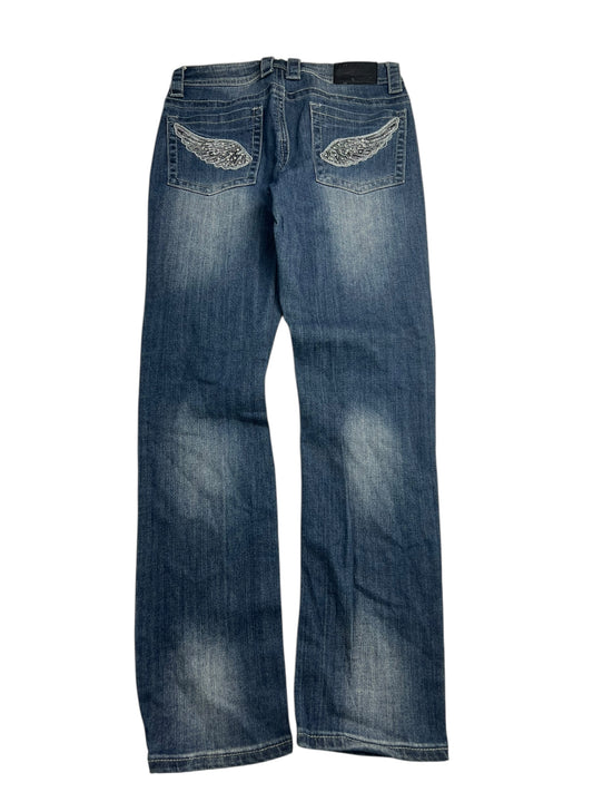 Die Arizona Low Rise Straight Jeans von ZAZA Resell (W28 x L30) besteht aus blauem Denim mit leichtem Fade-Effekt, hat zwei Gesäßtaschen mit weiß gestickten Flügel-Designs und eine bequeme Bundweite für die perfekte Passform.