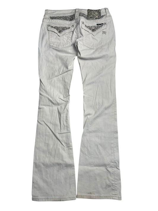 Die Miss Me Low Rise Boot Jeans von ZAZA resell in W28 x L34 besticht durch ihren weißen Bootcut-Schnitt, bestickte Rückendetails und Ziernähte an den Taschen. Der vorteilhafte Beinausschnitt verleiht der Jeans von hinten betrachtet einen modernen Touch.