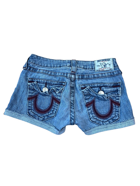 True Religion Shorts | 25 (XS) von ZAZA wiederverkaufen: Blaue Denim Custom Shorts mit gerollten Säumen, zwei Gesäßtaschen mit U-förmigen Nähten, einem weißen Markenlabel am Bund und Bundweite 33.