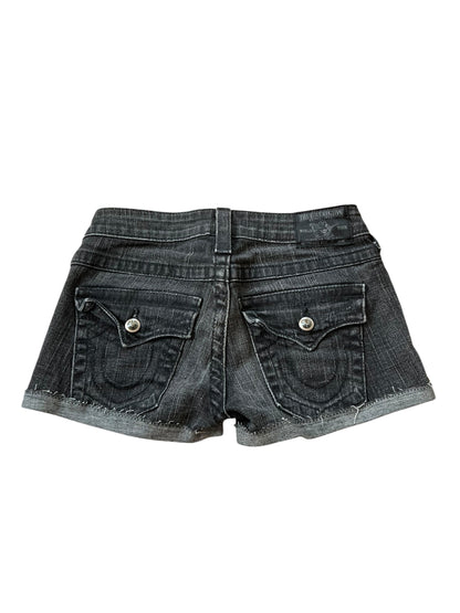 Die True Religion Shorts | 25 (S) von ZAZA resell sind maßgeschneiderte schwarze Denim-Shorts mit Klappentaschen hinten, Knopfverschluss, ausgefransten Säumen und Größe 25 für eine perfekte Passform.