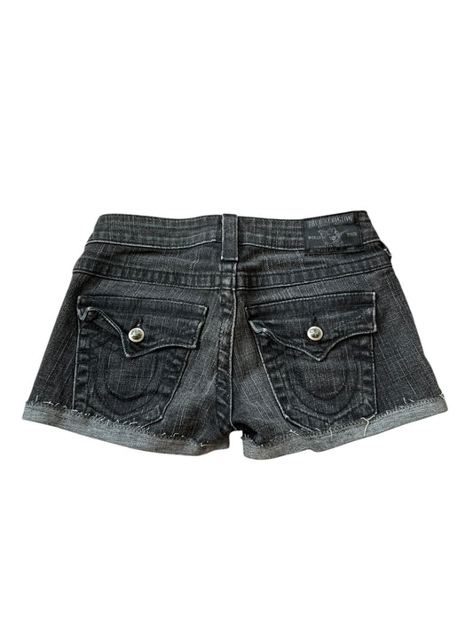 Die True Religion Shorts | 25 (S) von ZAZA resell sind maßgeschneiderte schwarze Denim-Shorts mit Klappentaschen hinten, Knopfverschluss, ausgefransten Säumen und Größe 25 für eine perfekte Passform.