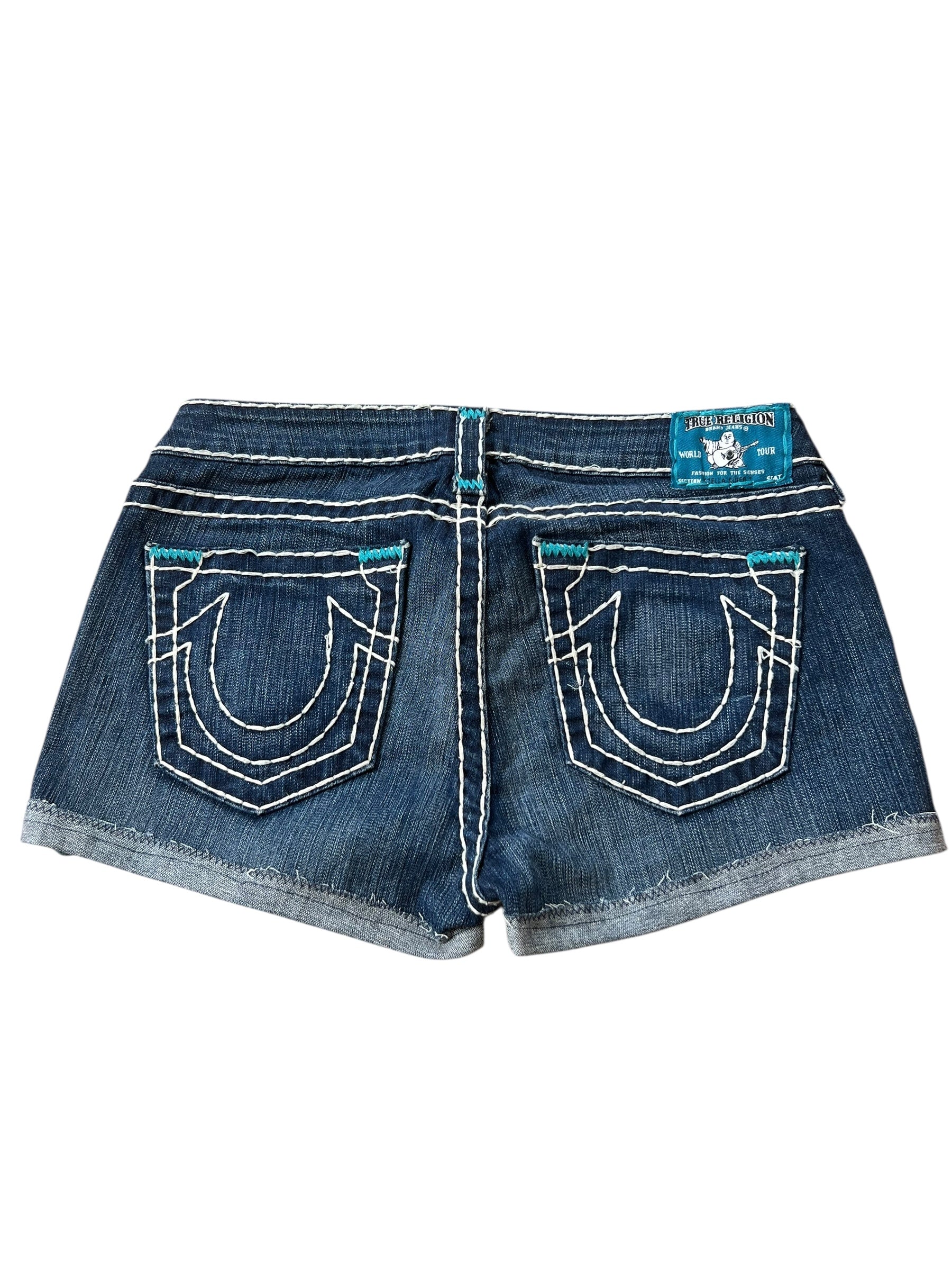 True Religion Shorts | 30 (M) von ZAZA resell: blaue Denim-Shorts mit weißen Nähten, zwei Gesäßtaschen mit geschwungenem Design, blaues Markenlabel über der rechten Tasche, Bundweite 40 cm, und Außenbeinlänge 26 cm für eine perfekte Passform.