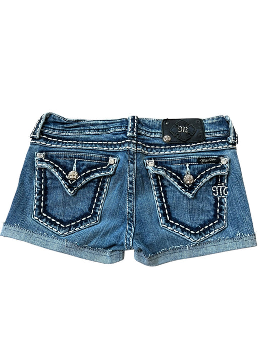 Miss Me Shorts | 27 (S) von ZAZA resell: Blauer Denim mit weißen Nähten, dekorativen, bestickten Gesäßtaschen mit Knopfleiste und einem schwarzen Markenpatch aus Leder. Bundweite 35, Labelgröße 27.
