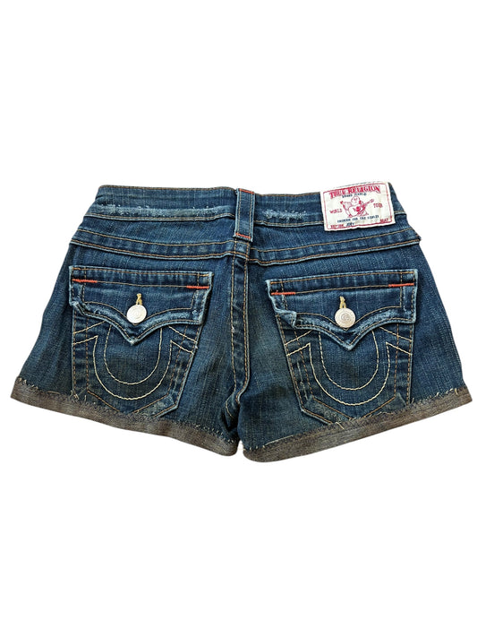 Rückansicht der True Religion Shorts | 23 (XS) von ZAZA resell, blauer Denim mit zwei Gesäßtaschen mit Klappe, Ziernähten, Knopfverschlüssen und einem weißen Markenlabel am Bund für einen klassischen Cowboy-Stil.