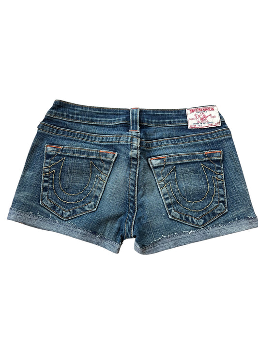 True Religion Shorts | 27 (S) von ZAZA resell: blaue Denim-Shorts mit zwei Gesäßtaschen mit geschwungenen Nähten, Bundweite 37 und einem weißen Markenlabel am Bund.