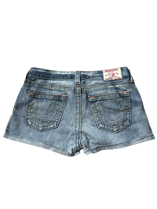 True Religion Shorts | 27 (M) von ZAZA resell: blaue Denim-Jeans-Shorts mit ausgefransten Säumen, aufgenähten Gesäßtaschen, Markenlabel am Bund und Bundweite 39 für einen bequemen Sitz.