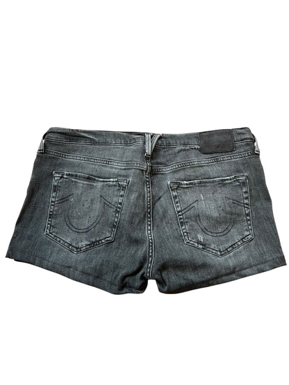 True Religion Shorts von ZAZA resell in Größe 32 (L), dunkler Denim mit zwei Gesäßtaschen mit aufgenähten Bögen und schwarzem Bundlabel.