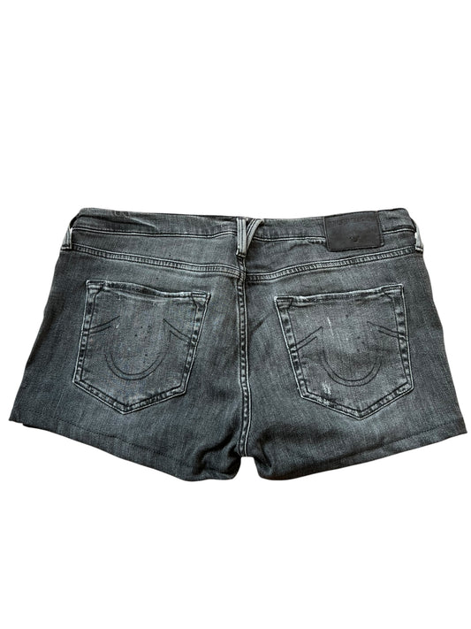 True Religion Shorts von ZAZA resell in Größe 32 (L), dunkler Denim mit zwei Gesäßtaschen mit aufgenähten Bögen und schwarzem Bundlabel.