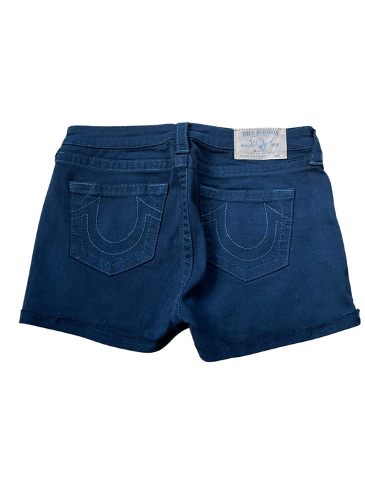 True Religion Shorts | 29 (S) von ZAZA resell in dunkelblauem Denim, abgebildet von hinten mit zwei aufgenähten Gesäßtaschen, einem weißen Markenlabel am Bund und Bundweite 37 für eine perfekte Passform.