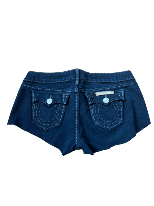 Die True Religion Shorts | 28 (M) von ZAZA resell in verblasstem Schwarz werden von hinten gezeigt und verfügen über zwei aufgenähte Pattentaschen mit Metallknöpfen.