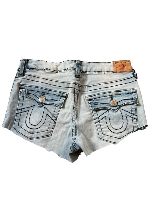 Hellblaue Denim-Shorts True Religion | S von ZAZA resell, abgebildet von hinten mit zwei Pattentaschen, Ziernähten, silbernen Knöpfen, braunem Leder-Markenpatch am Bund. Hochwertig genäht für langlebigen Tragekomfort.