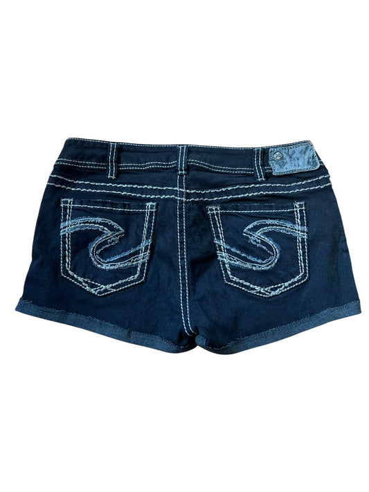 Ein Paar Silver Jeans Shorts von ZAZA resell in Dunkelblau, abgebildet von hinten mit weißen Kontrastnähten, einzigartiger Stickerei auf beiden Gesäßtaschen und mit der Größenangabe 31 (L) versehen.