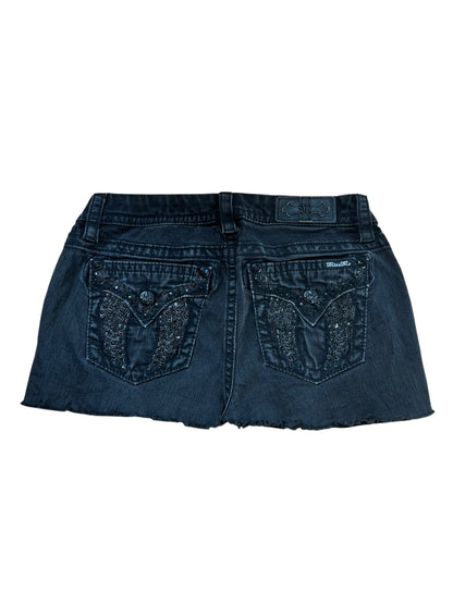 Ein Miss Me Rock in Größe 29 (M) von ZAZA resell, mit roh geschnittenen Säumen und Ziernähten an den Gesäßtaschen, wird flach mit der Rückseite nach oben gezeigt.
