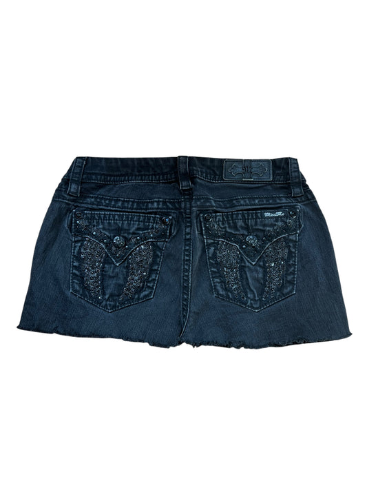 Ein Miss Me Rock in Größe 29 (M) von ZAZA resell, mit roh geschnittenen Säumen und Ziernähten an den Gesäßtaschen, wird flach mit der Rückseite nach oben gezeigt.