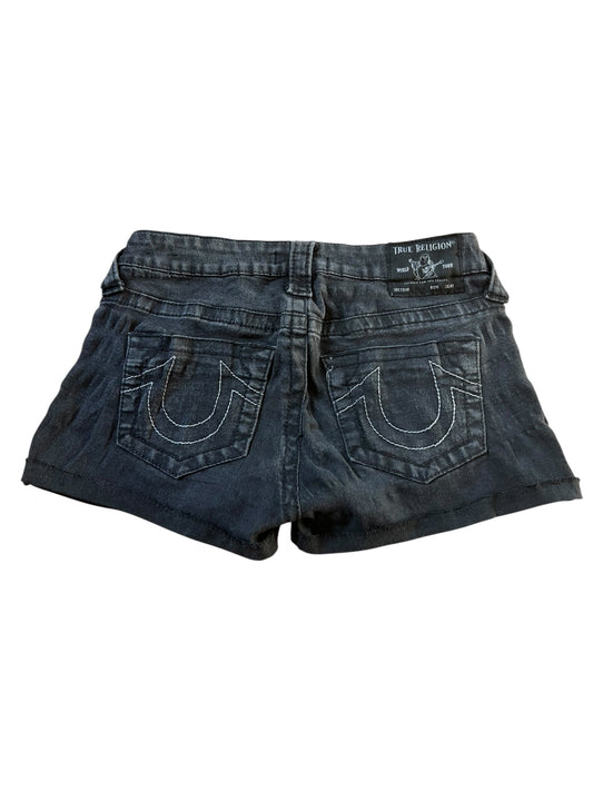 True Religion Shorts | 28 (XS) von ZAZA resell: Schwarze Denim-Shorts mit sichtbaren weißen Nähten an den Gesäßtaschen und einem Markenetikett am Bund.