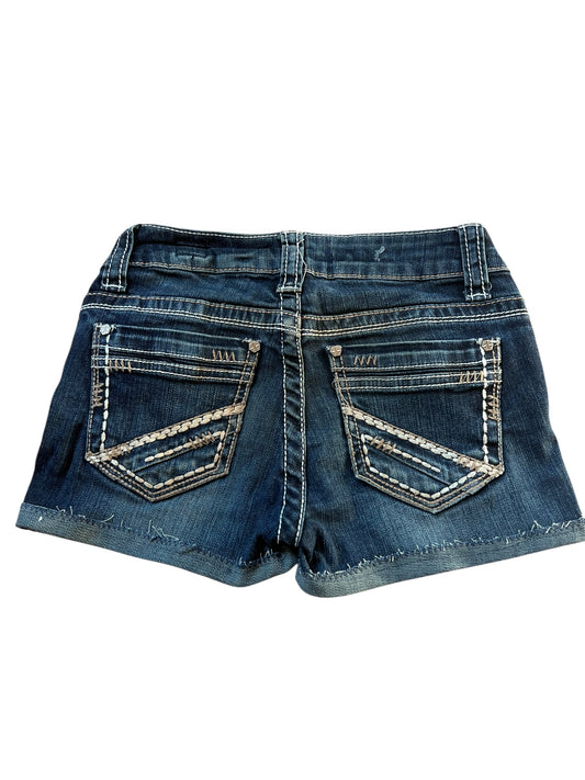 LA idol USA Shorts von ZAZA resell in Größe XS, blauer Denim mit ausgefransten Säumen und Ziernähten an den Gesäßtaschen, abgebildet auf weißem Hintergrund.