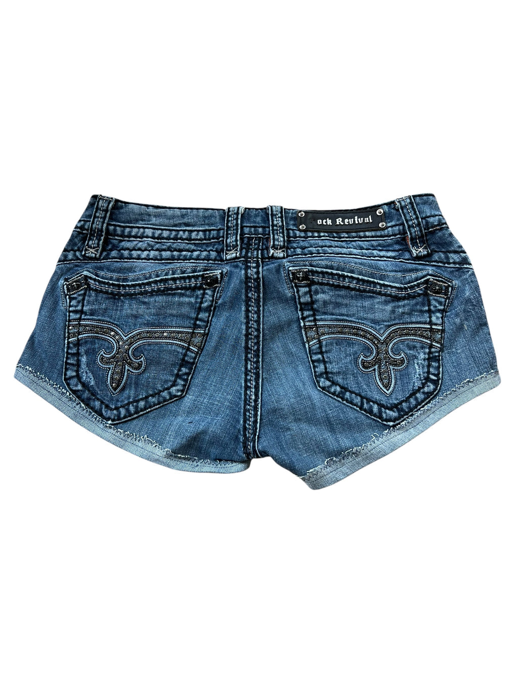 Rock Revival Shorts | 31 (M) von ZAZA resell in Blau mit dekorativen Nähten auf der Gesäßtasche, einem dunklen Muster und dem Rock Revival-Label über der rechten Tasche auf weißem Hintergrund.