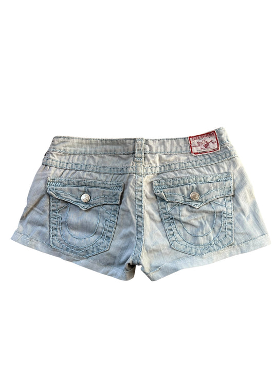 Die True Religion Shorts | 30 (M) von ZAZA resell aus hellblauem Denim zeigen sich auf der Rückseite mit zwei Knopf-Flap-Taschen, gestickten Details und einem roten Patch am Bund. Maße in Zentimetern auf Anfrage erhältlich.