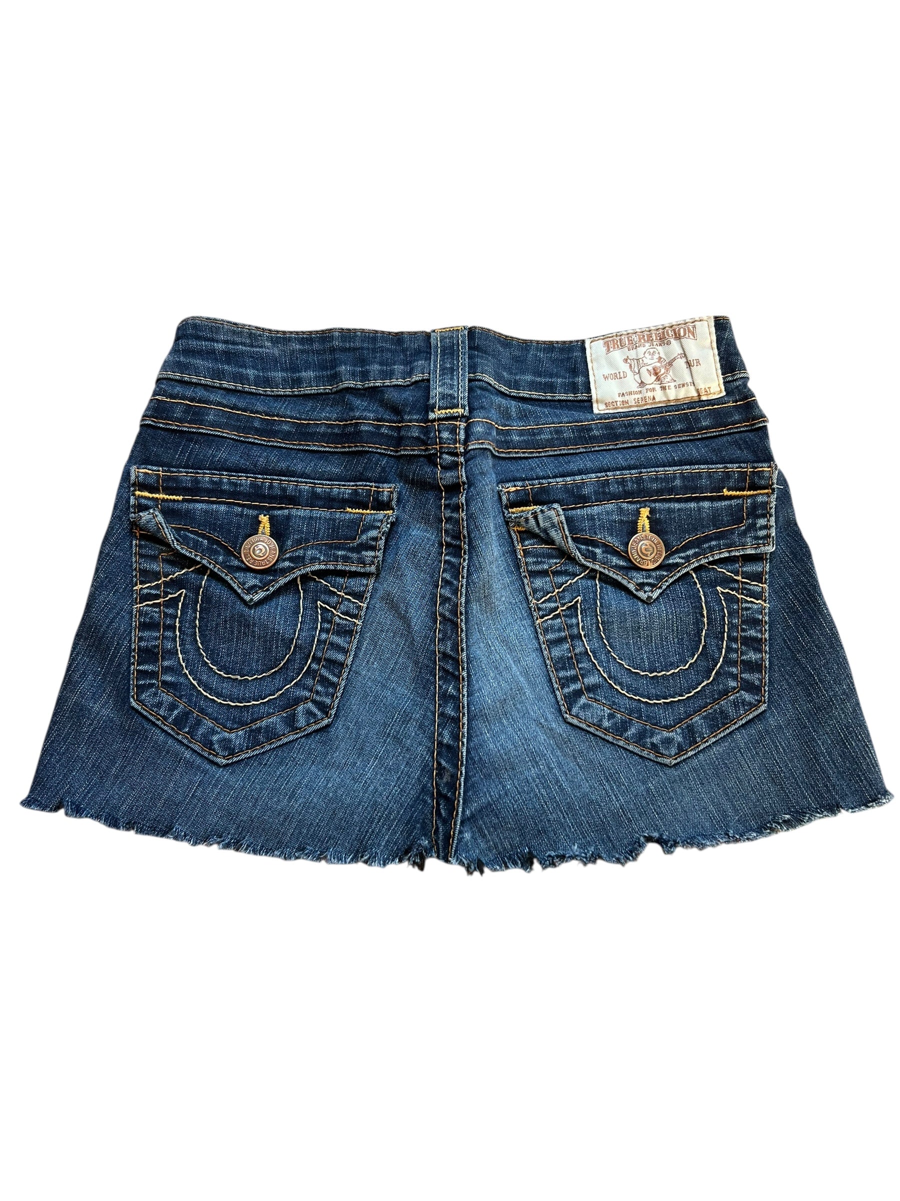 Der True Religion Rock von ZAZA resell in Größe 24 (XS) hat ein Denim-Mini-Design mit ausgefranstem Saum, zwei Gesäßtaschen mit Ziernähten und Knopfklappen, ein weißes Markenlabel am Bund und Maße in Zentimetern für eine ideale Passform.