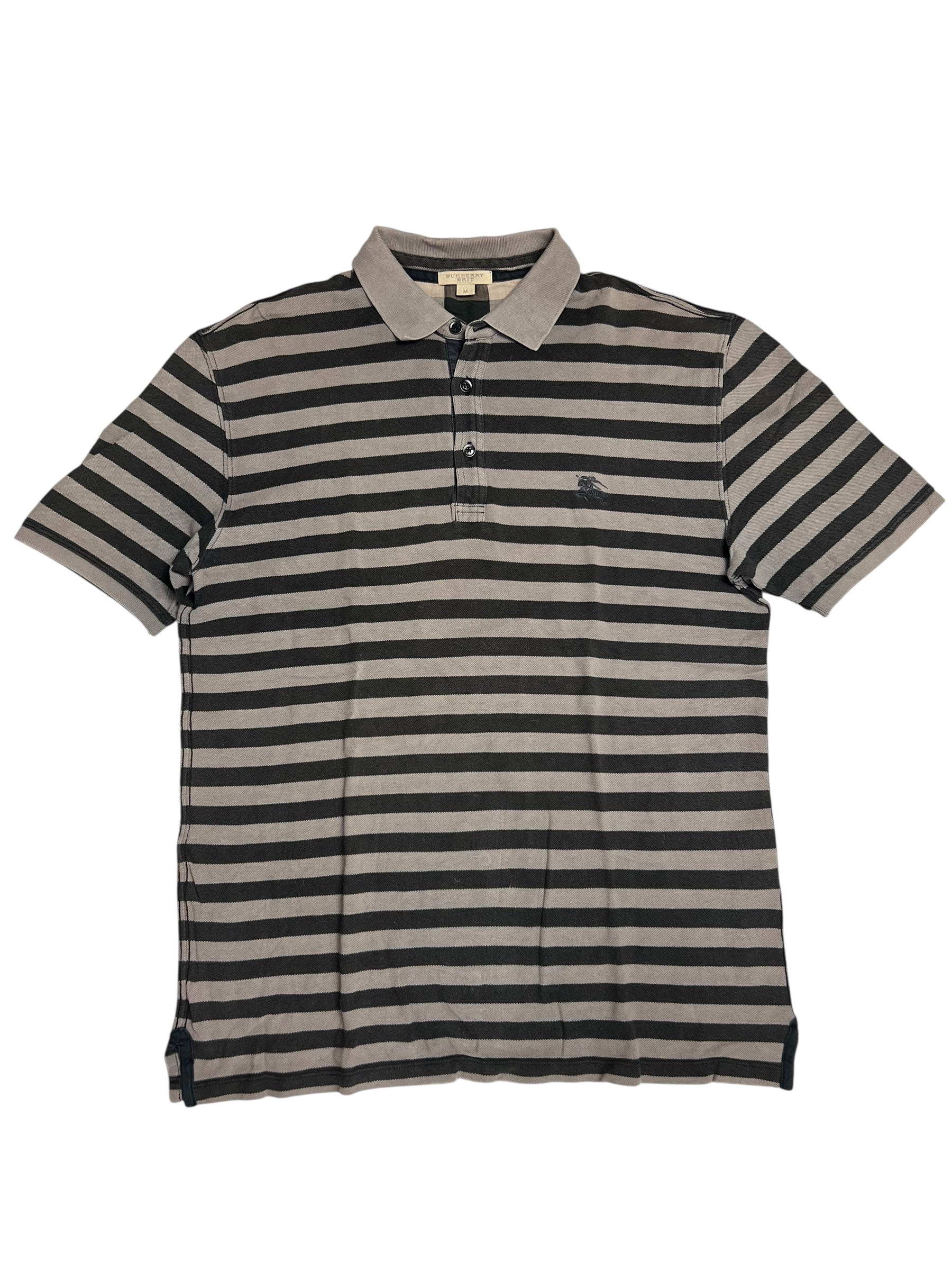 Burberry Polo Shirt | M von ZAZA resell: Kurzärmeliges Polo mit Kragen und schwarzen und grauen Querstreifen, Dreiknopfleiste, kleines Brustlogo, Zustand 9, Labelgröße M.