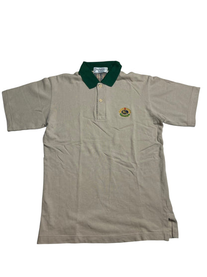 Burberry Polo Shirt | S von ZAZA resell, beige mit dunkelgrünem Kragen, kurzen Ärmeln, drei Knöpfen und gesticktem Wappen (Zustand 9/10, Labelgröße S), flach auf weißem Grund abgebildet.