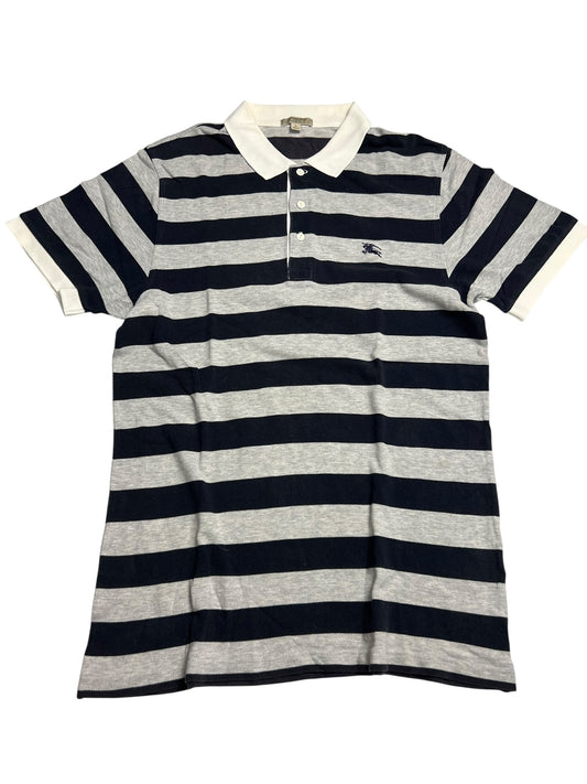 Burberry Polo Shirt | L von ZAZA wiederverkaufen: Kurzarm, schwarze und graue Querstreifen, weißer Kragen und Ärmelbündchen, geknöpfter Halsausschnitt, kleines Logo auf der linken Brust. Größe L. Maße auf Anfrage. Flecken am Kragen vorhanden.