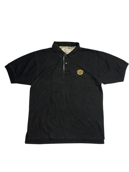 Burberry Polo Shirt | L von ZAZA wiederverkaufen: Schwarzes kurzärmeliges Polohemd mit Kragen, Knöpfen und kleinem mehrfarbigen gestickten Logo auf der linken Brust. Zustand 9/10, Etikettengröße L.