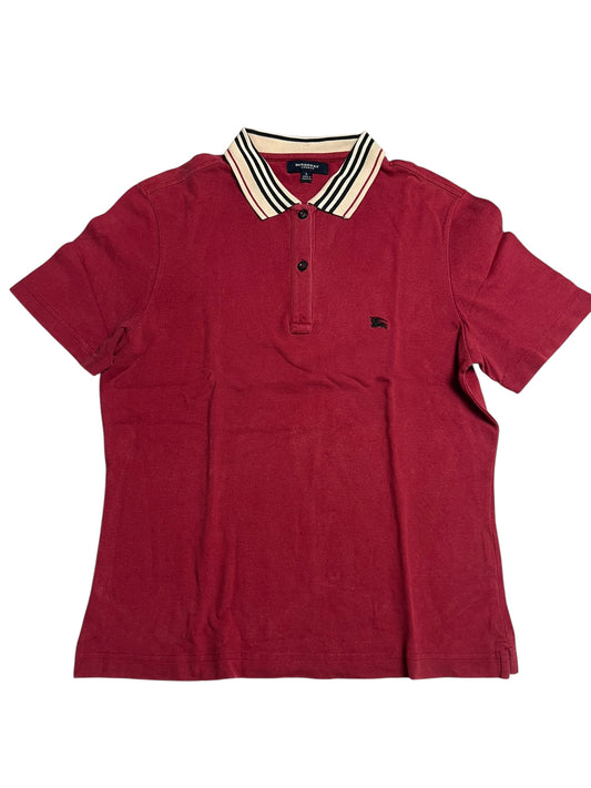 Rotes Burberry Polohemd (M) von ZAZA resell mit kurzen Ärmeln, einem beige-schwarz gestreiften Kragen, kleinem Brustlogo und Knopfleiste. Zustand 9/10. Maße in cm auf Anfrage.