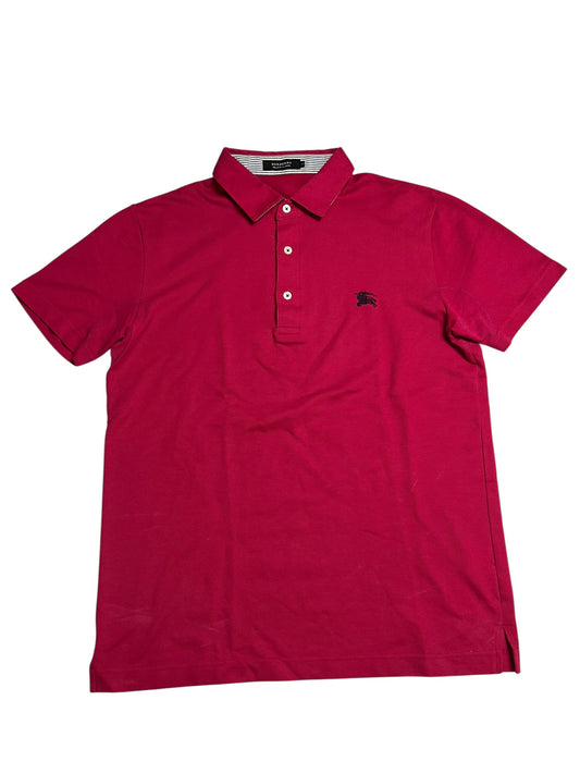 Burberry Polo Shirt | L von ZAZA resell: Kurzarm, leuchtend rot, mit Kragen, 3-Knopf-Leiste und kleinem Sticklogo auf der linken Brust. Zustand 8/10. Das Shirt liegt flach auf weißem Hintergrund. Maße in cm auf Anfrage.