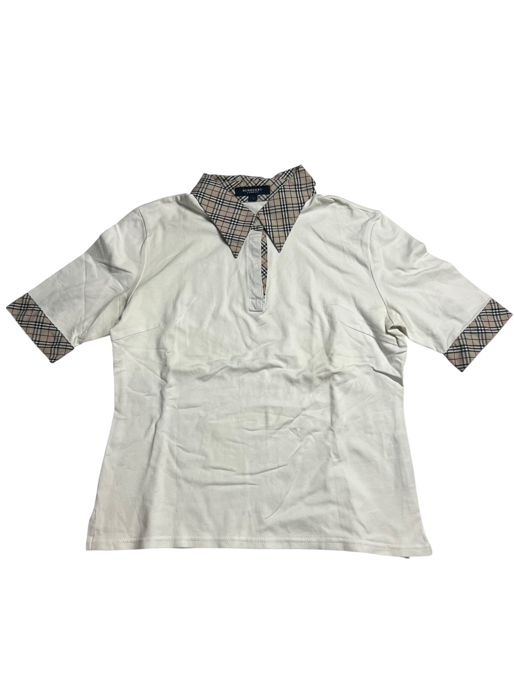 Burberry Polo Shirt | XS von ZAZA resell: Weißes Kurzarm-Polo mit kariertem Kragen und Ärmelbesatz, Zustand 8/10. Flachgelegt auf weißem Hintergrund. Maße in cm auf Anfrage erhältlich.