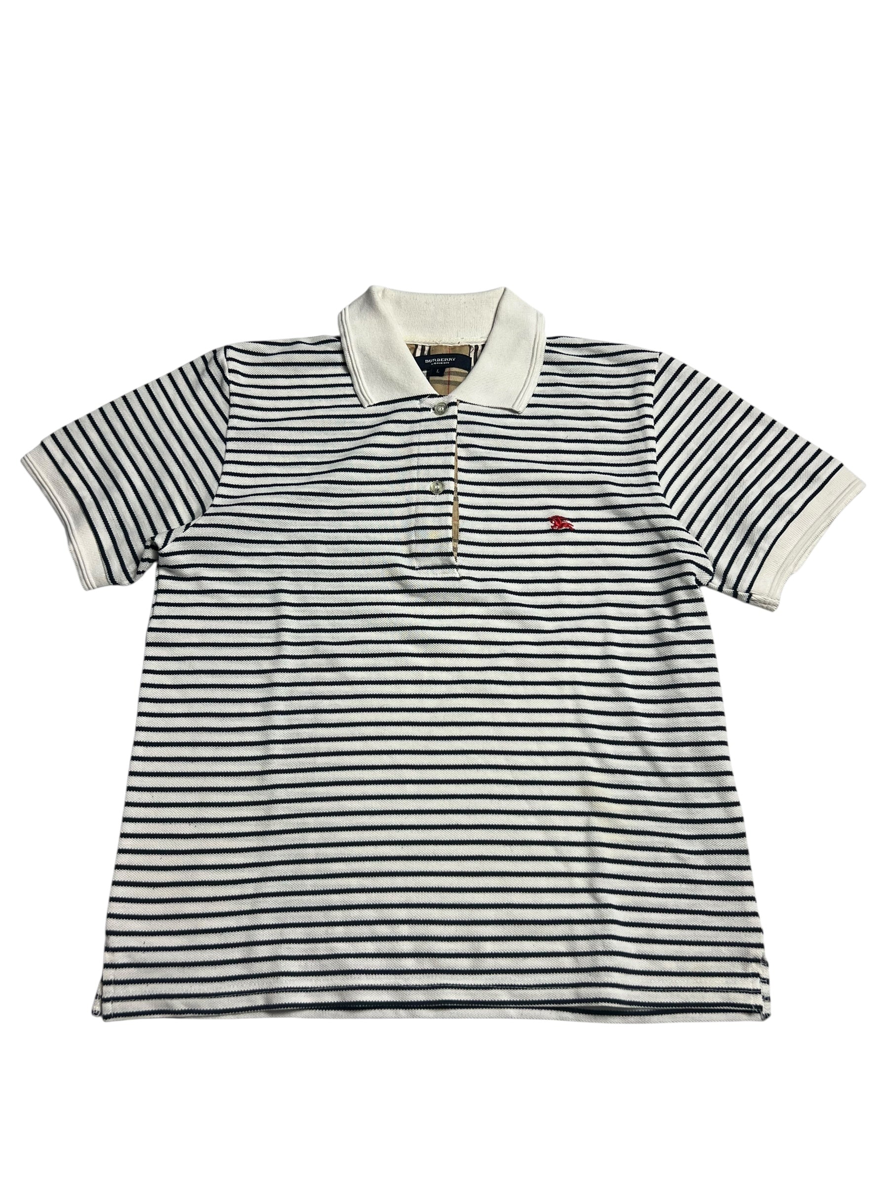 Ein Burberry Polohemd von ZAZA resell in Größe S mit kurzen Ärmeln, schwarzen und weißen Querstreifen, weißem Kragen und Manschetten und einem kleinen roten gestickten Logo auf der Brust. Zustand: 8/10.