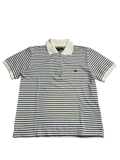 Ein Burberry Polohemd von ZAZA resell in Größe S mit kurzen Ärmeln, schwarzen und weißen Querstreifen, weißem Kragen und Manschetten und einem kleinen roten gestickten Logo auf der Brust. Zustand: 8/10.