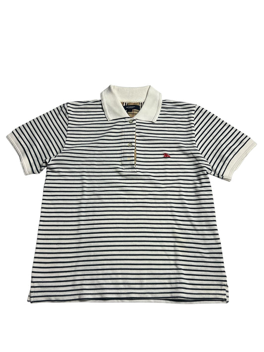Ein Burberry Polohemd von ZAZA resell in Größe S mit kurzen Ärmeln, schwarzen und weißen Querstreifen, weißem Kragen und Manschetten und einem kleinen roten gestickten Logo auf der Brust. Zustand: 8/10.
