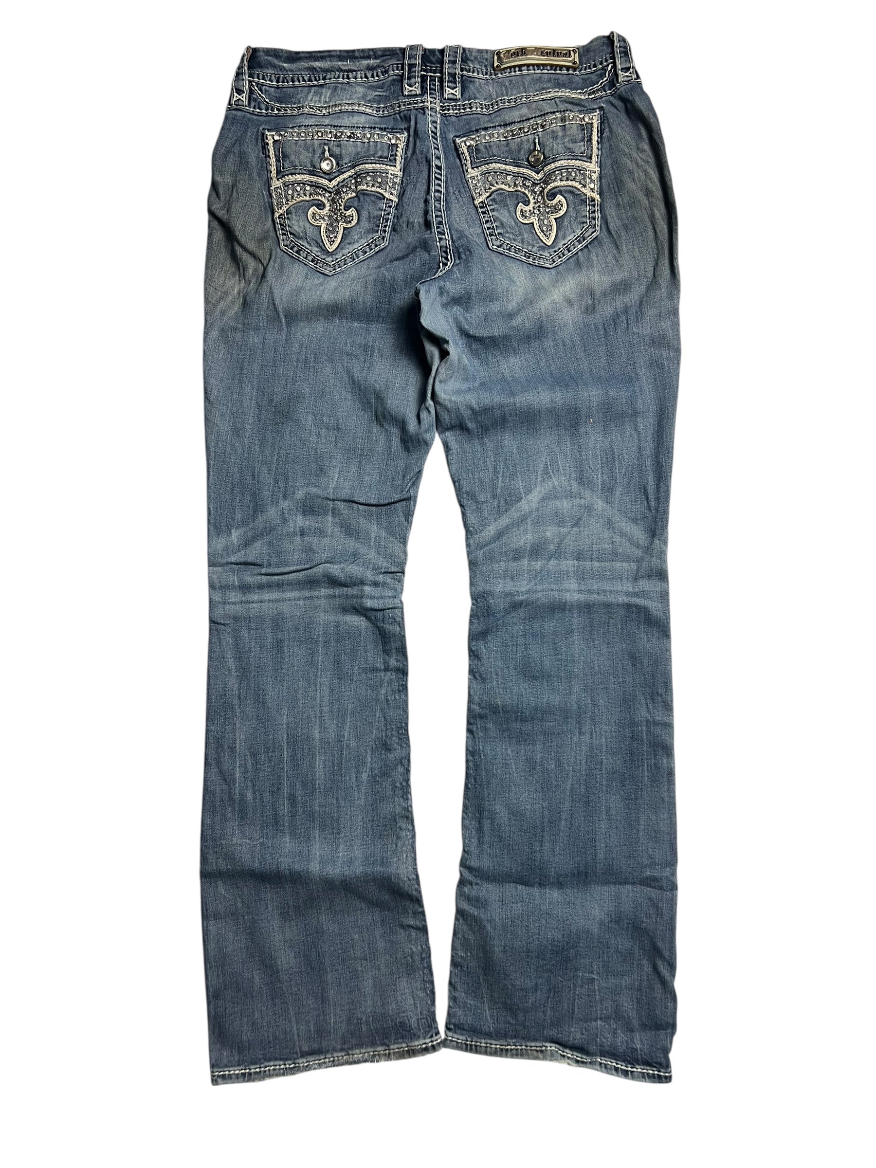 Die Rock Revival Mid Rise Boot Jeans von ZAZA resell, Größe 32 (XL), verfügt über dekorative Nähte an den Gesäßtaschen, eine leicht verblasste blaue Waschung und Bundweite 46 für eine bequeme Passform, hier von hinten.