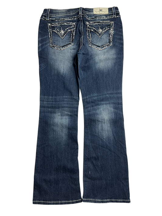 Miss Me Low Rise Boot Jeans von ZAZA resell in Dunkelblau mit weißen Kontrastnähten, verblichenen Details und bestickten Gesäßtaschen. Die Abbildung zeigt die Jeans flach liegend (mit der Rückseite nach oben); Bundweite und Labelgröße sind für eine genaue Passform angegeben. Größe: 32 (L).