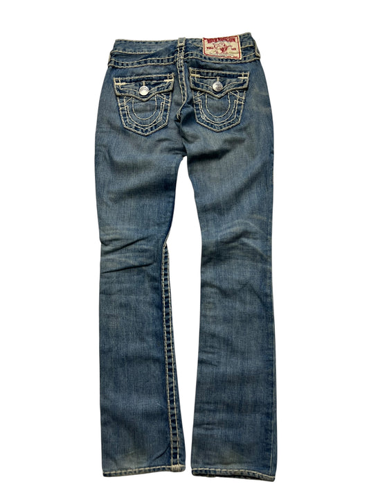 Die True Religion Billy Super T Low Rise Straight Jeans von ZAZA resell hat blauen Denim, weiße Nähte, zwei Pattentaschen hinten mit Knopfverschluss und eine rot-weiße Labelgröße am Bund. Größe 24 (S).