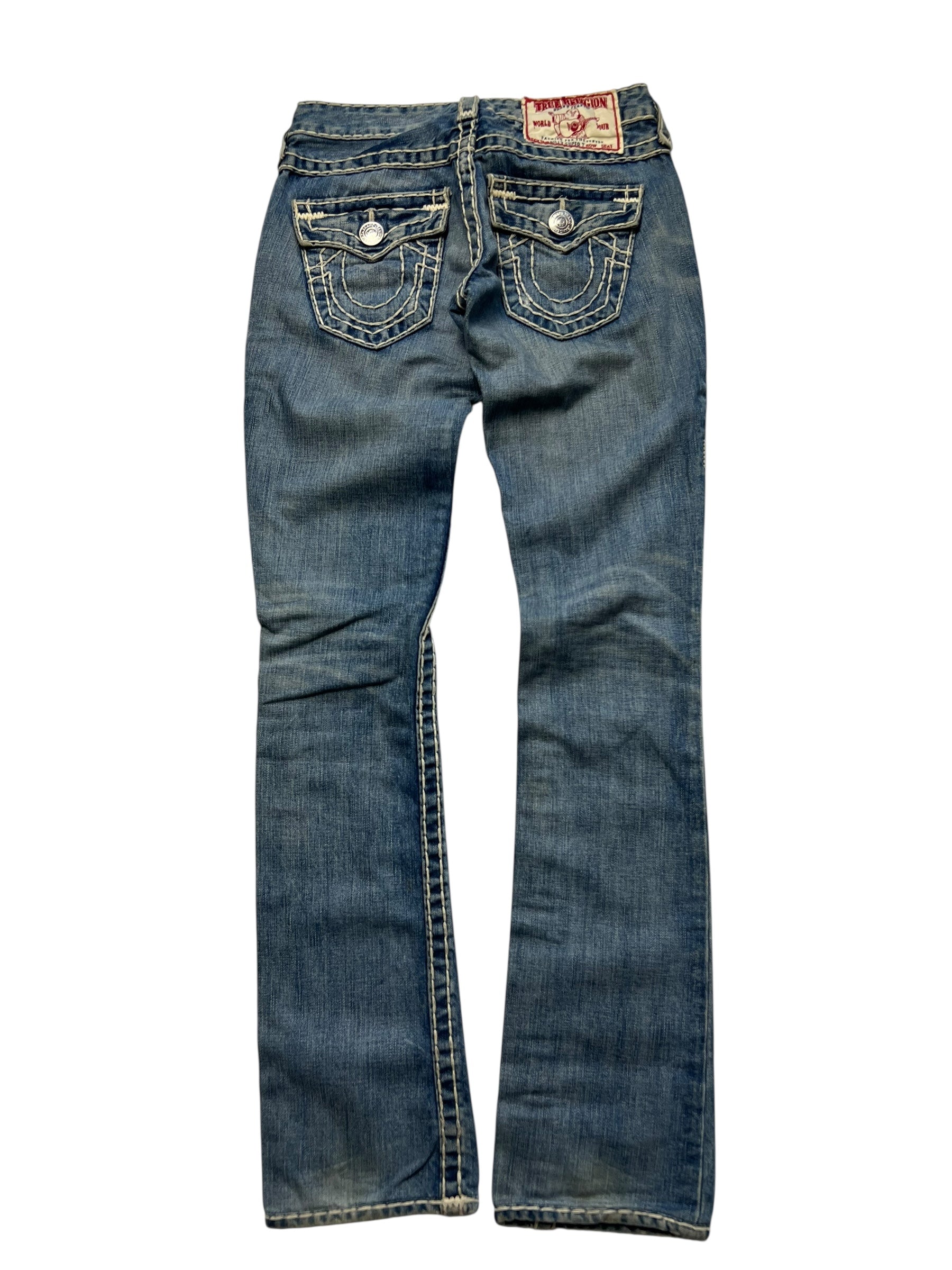 Die True Religion Billy Super T - Low Rise Straight Jeans von ZAZA resell in Größe 24 (S) hat blauen Denim, weiße Nähte, ausgestellte Beine und zwei Gesäßtaschen mit Knopfklappen und dekorativen Details; Etikettengröße und Bundweite inklusive.