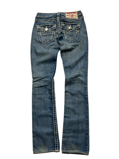 Die True Religion Billy Super T - Low Rise Straight Jeans von ZAZA resell in Größe 24 (S) hat blauen Denim, weiße Nähte, ausgestellte Beine und zwei Gesäßtaschen mit Knopfklappen und dekorativen Details; Etikettengröße und Bundweite inklusive.