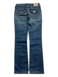 Die True Religion Billy - Low Rise Straight Jeans von ZAZA resell in Größe 26 (S/M) hat blauen Denim mit Fading, zwei Taschen mit Knopfleiste, einen Markenaufnäher aus Leder am Bund und eine detaillierte Größeneinstellung für eine präzise Passform.