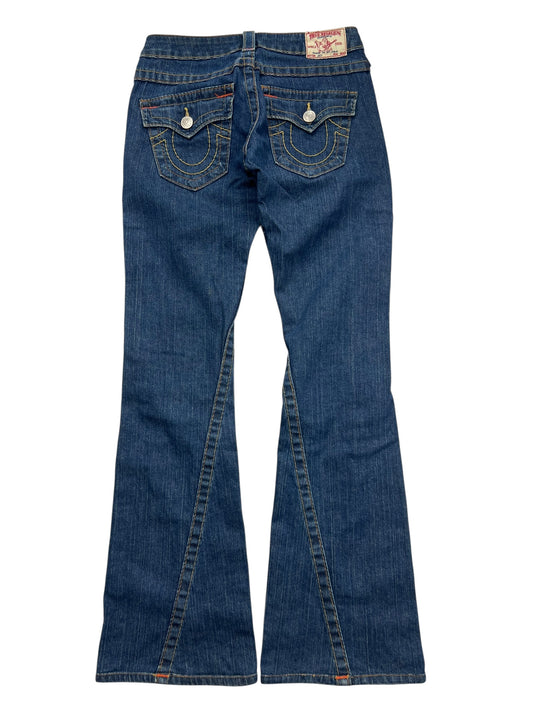 Die True Religion Joey - Low Rise Boot Jeans von ZAZA resell in Größe 24 (S) zeigen sich hinten mit zwei Klappentaschen samt Knopf, Ziernähten und Marken-Lederpatch. Beinöffnung 22 und Bundweite 36 sorgen für ideale Passform.
