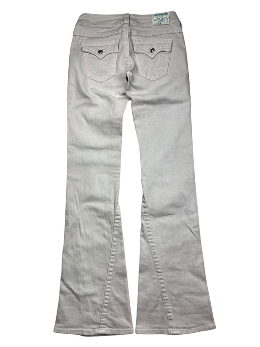 Die True Religion Disco Joey Low Rise Boot Jeans von ZAZA resell in helles grau, Größe 28 (S), hat zwei Gesäßtaschen mit Knopfklappen, ein gemustertes Bundlabel, Bundweite 38 cm und Außenbeinlänge 106 cm. Ansicht von hinten gezeigt.