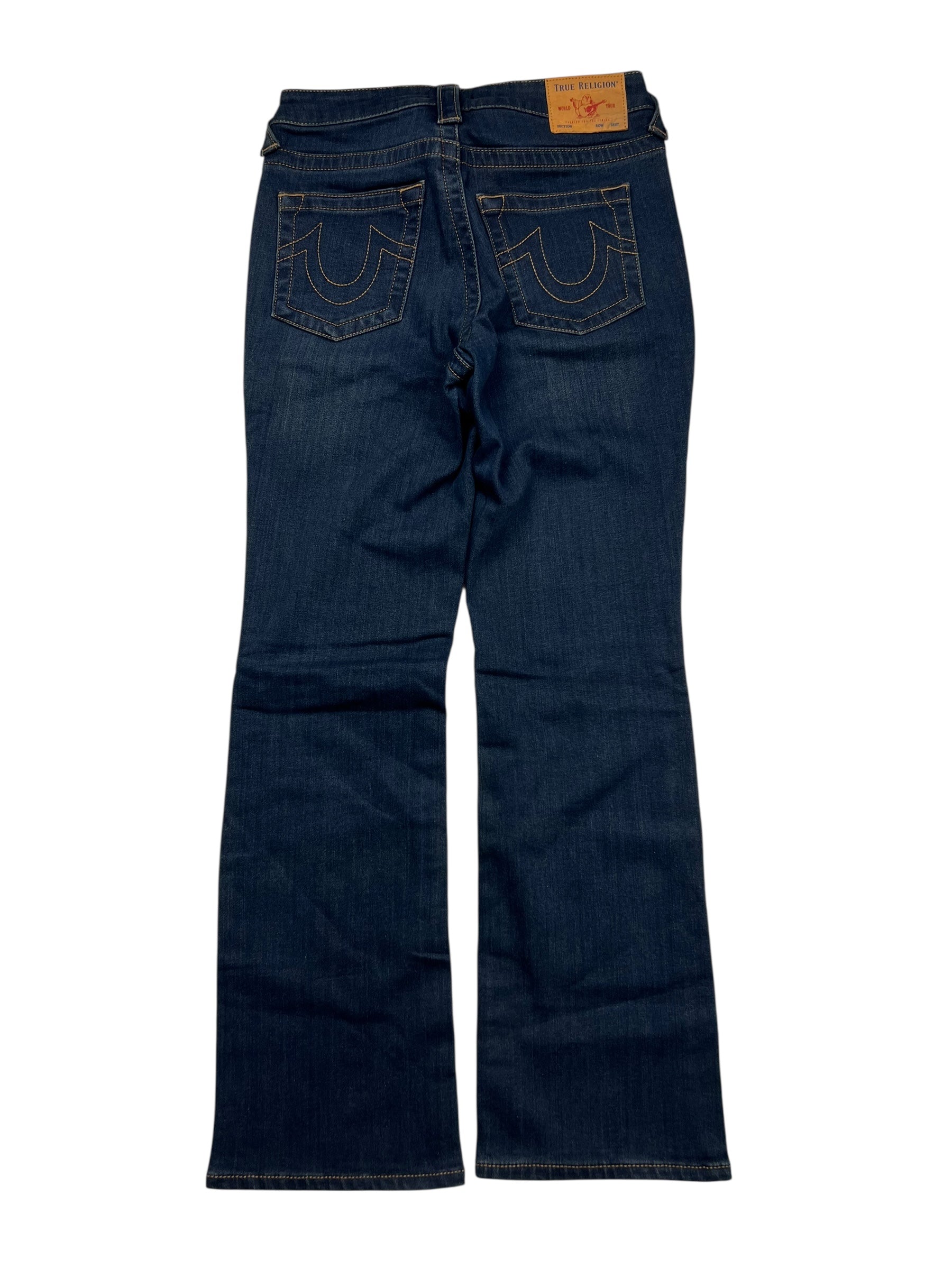 Die True Religion High Rise Straight Jeans von ZAZA resell in Größe 27 (S) hat dunkelblauen Denim, Bootcut-Passform, markante Nähte, zwei Gesäßtaschen mit geschwungenem Design, ein braunes Lederpatch am Bund, Außenbeinlänge 95, Bundweite 36.