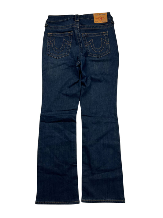 Die True Religion High Rise Straight Jeans von ZAZA resell in Größe 27 (S) hat dunkelblauen Denim, Bootcut-Passform, markante Nähte, zwei Gesäßtaschen mit geschwungenem Design, ein braunes Lederpatch am Bund, Außenbeinlänge 95, Bundweite 36.