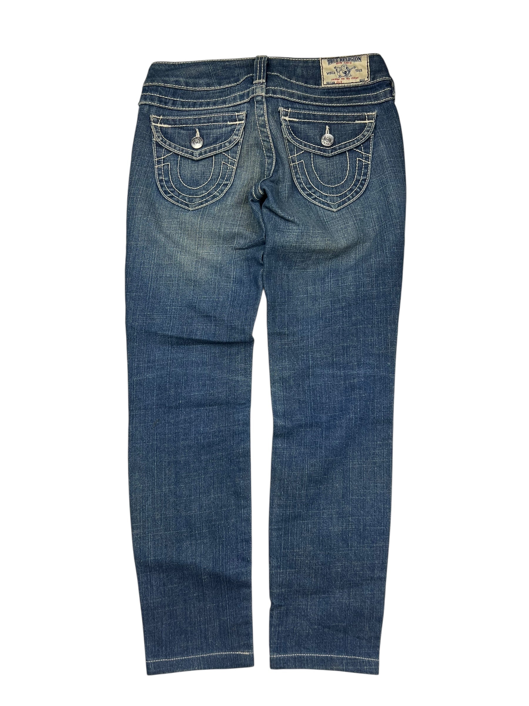 Ein Paar True Religion Skinny-Jeans von ZAZA resell in Größe 25 (S), abgebildet von hinten mit zwei Klappentaschen mit Knopfverschluss, weißen Kontrastnähten und Passformdetails wie Labelgröße und Bundweite.