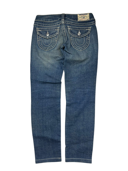 Ein Paar True Religion Skinny-Jeans von ZAZA resell in Größe 25 (S), abgebildet von hinten mit zwei Klappentaschen mit Knopfverschluss, weißen Kontrastnähten und Passformdetails wie Labelgröße und Bundweite.
