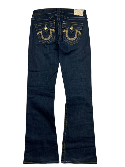 True Religion Becky - Low Rise Boot Jeans von ZAZA resell aus dunkelblauem Denim mit ausgestelltem Bein, goldenen Nähten, zwei Gesäßtaschen mit Ziernähten und Knopfklappen sowie einem weißen Bundetikett. Größe 26 (S).